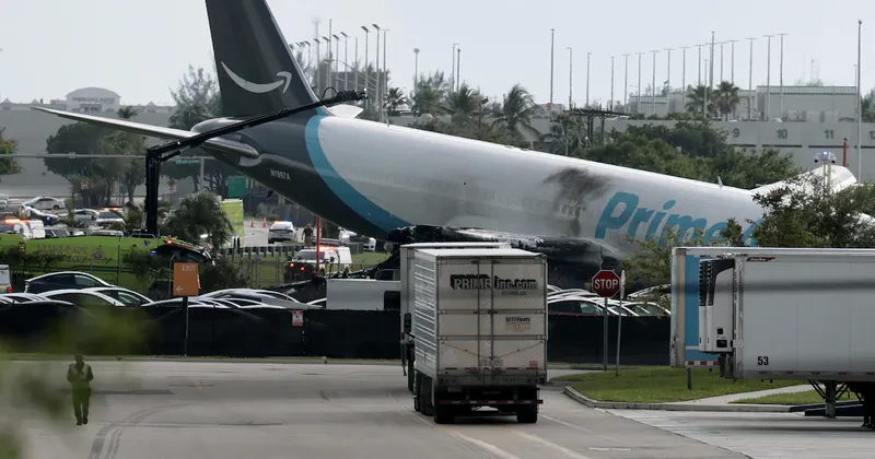Un avión de carga de Amazon se incendia en el aeropuerto de Miami y provoca cierre de pistas