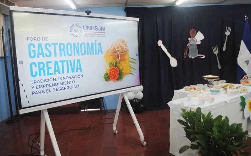 Estudiantes participan en un Foro de Gastronomía Creativa
