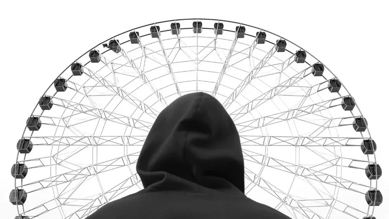 La policía de Reino Unido tocó la puerta de más de 1150 adolescentes hackers en ocho años: casi todos comparten un mismo rasgo