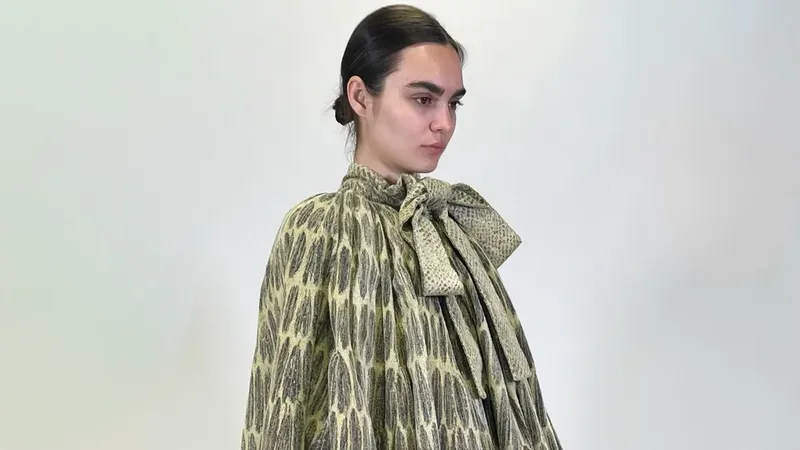 Así es el vestido inspirado en abejas que está conquistando el internet