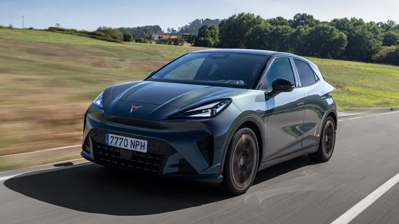 Es el mejor coche eléctrico diseñado en España: mide 4,04 metros de largo, tiene 445 km de autonomía y cuesta menos de 29.000 €