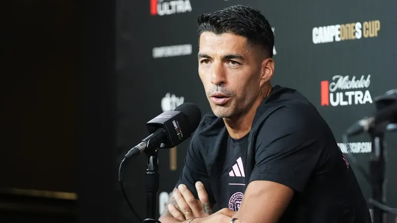 El Pistolero Suárez anticipa una guerra contra Cruz Azul y elogia el juego de Erik Lira
