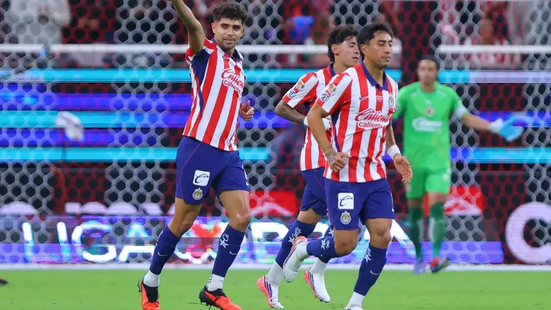 Chivas, con doblete de Ricardo Marín, supera la partida de la Hormiga y golea 5-2 a Xolos