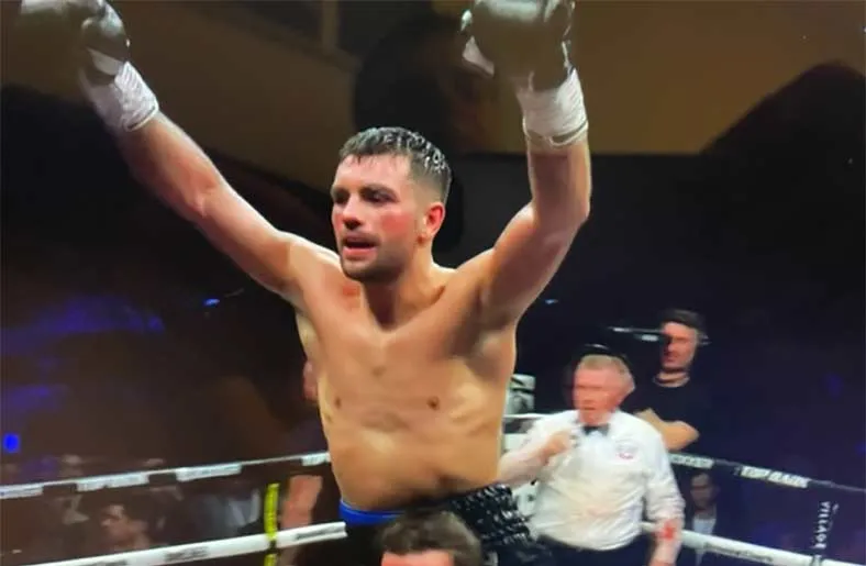 Jack Catterall vence a Shakhram Giyasov
