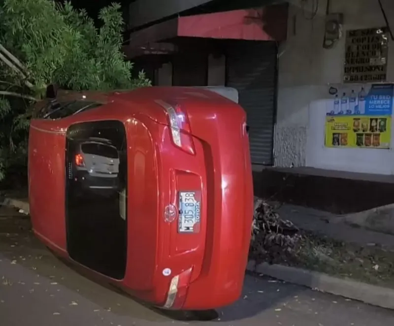 Auto queda volcado tras chocar con árbol y moto en Estelí
