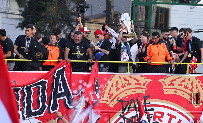 Ya se hizo costumbre para Toluca desfilar con sus aficionados