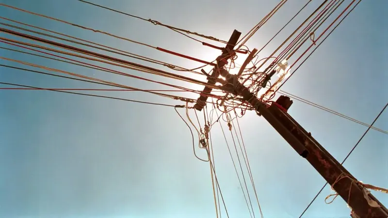 Cables de alto voltaje mantienen en peligro a pobladores de Bosques de Xiloá