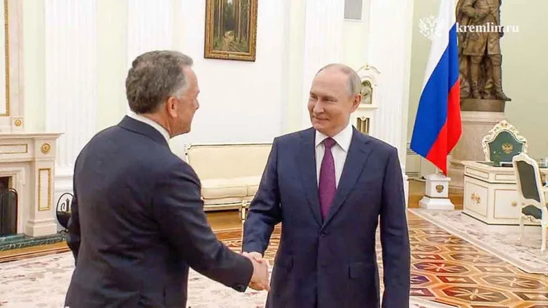 Putin recibe en el Kremlin a los enviados de Trump y advierte: "No buscamos congelar, sino una paz larga y absoluta"