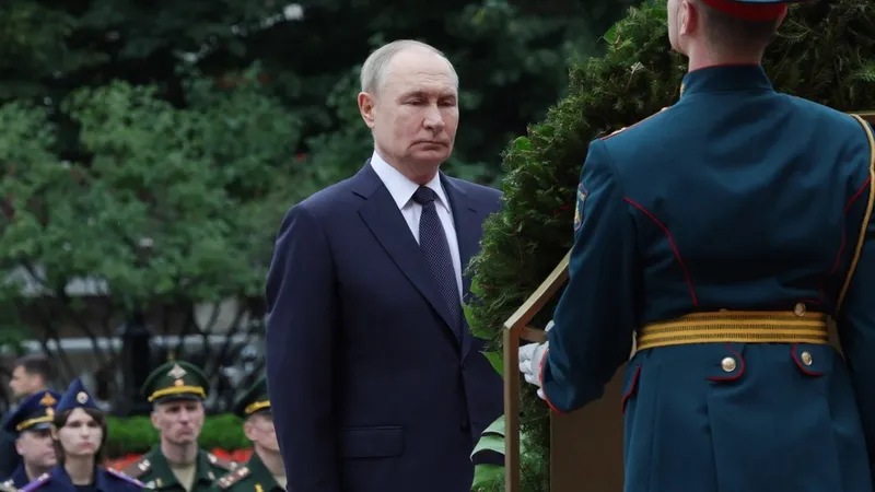 EN VIVO: Putin deposita flores en la Tumba del Soldado Desconocido en Moscú