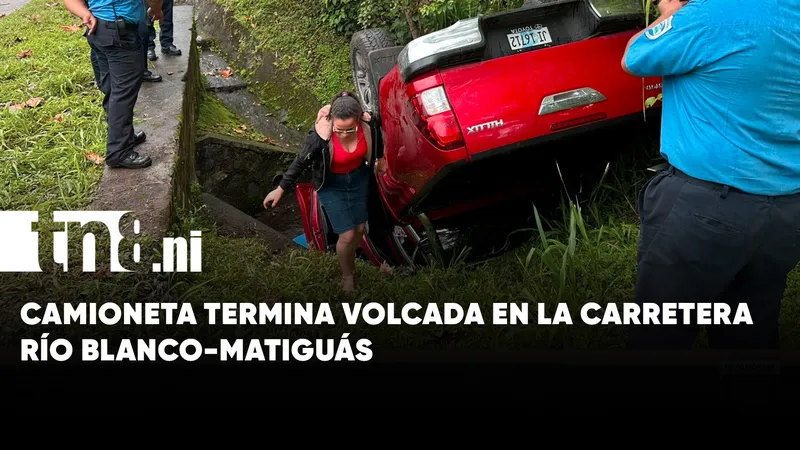 Camioneta termina volcada en la cuesta de Paiwas, Río Blanco