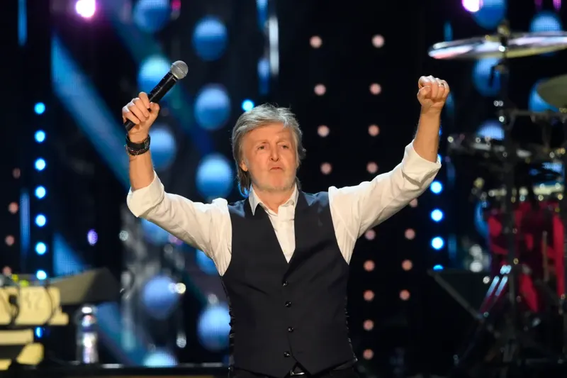 ¿Cuál fue la canción que interpretó Paul McCartney en la boda de Taylor Swift y Travis Kelce?