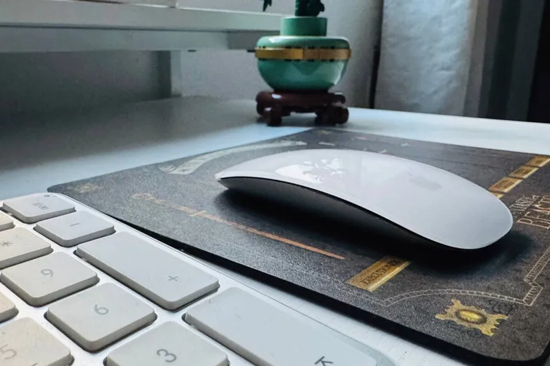 A precio de outlet el Magic Mouse de Apple, un ratón con un diseño muy particular y gestos Multi-Touch