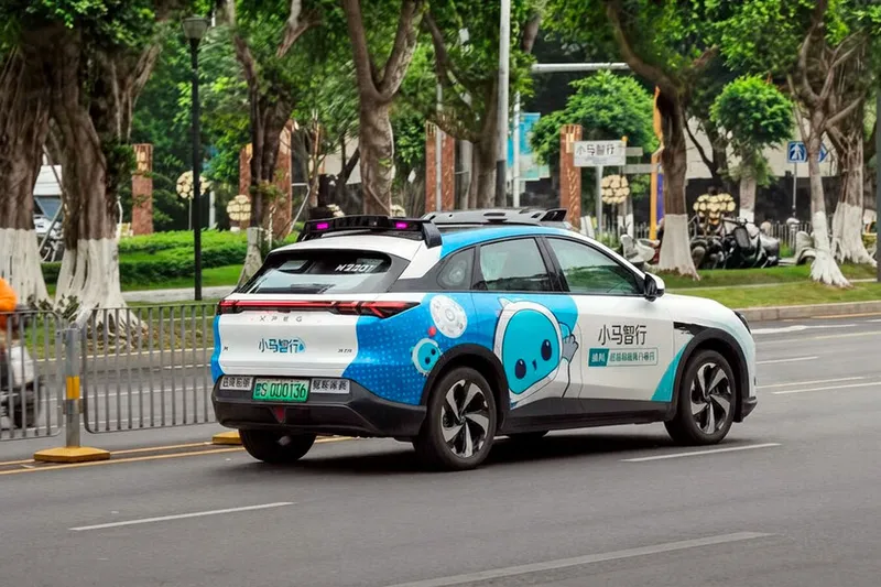 "Increíblemente cruel": así definen los taxistas de Shenzhen la nueva ley que da luz verde a más robotaxis en la ciudad