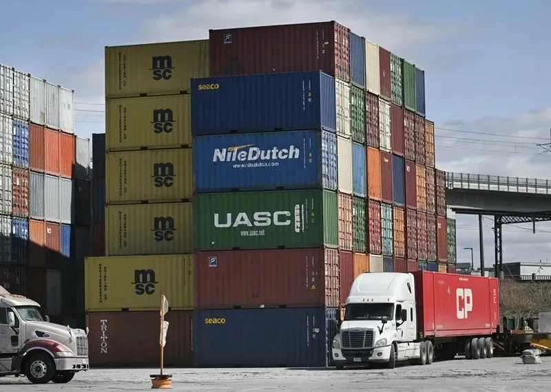 EEUU prohíbe importaciones canadienses por mil millones de dólares