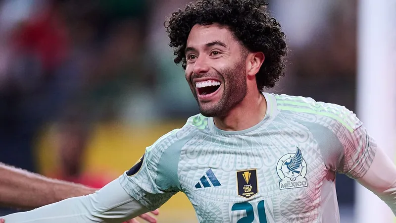 Pumas oficializa el regreso de César Huerta