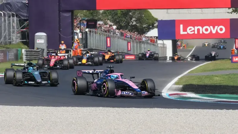 Russell lidera, Max y Hamilton cierran el podio