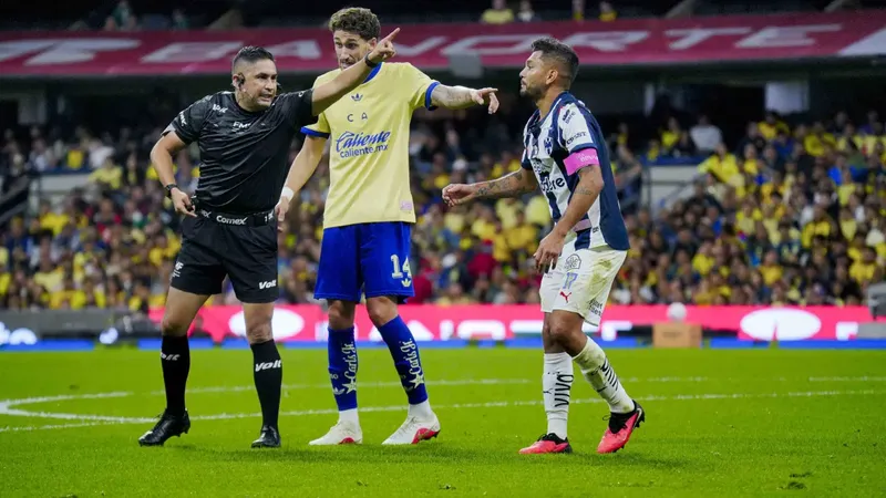 El silbante Óscar Mejía y el VAR enturbian el aniversario del América con polémico arbitraje contra Monterrey