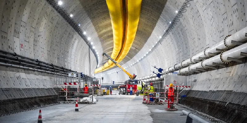 China estrena túnel subacuático con seis carriles bajo el río Amarillo