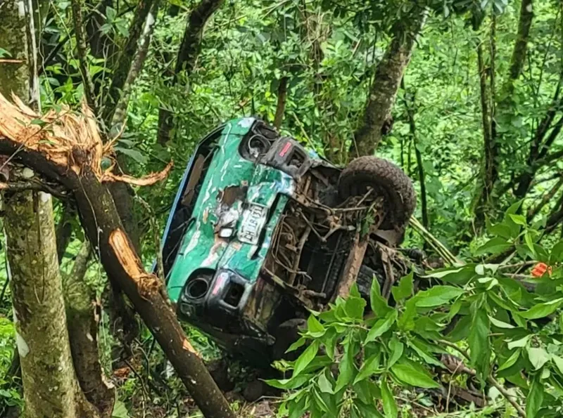 3 miembros de una familia resultan lesionados al caer camión en precipicio de Matagalpa