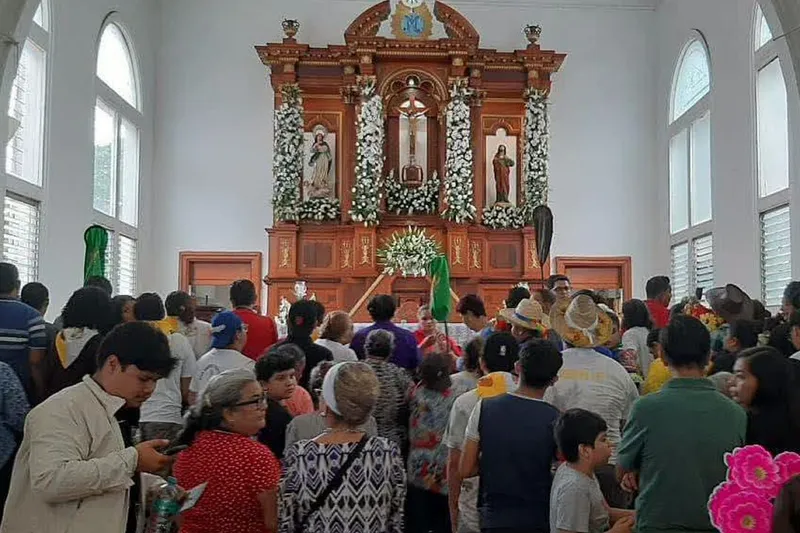 Devotos asisten a la misa de la bajada de Santo Domingo de Guzmán