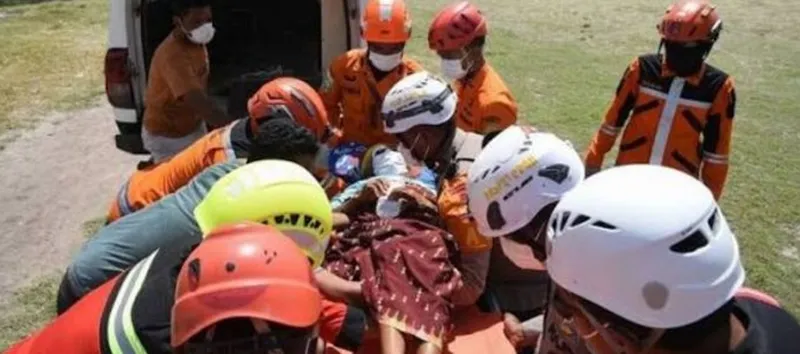 Milagroso rescate: anciana sobrevive tras permanecer tres días bajo escombros en Indonesia