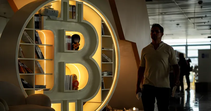Bitcoin sube casi 8% y sacude a los bajistas con liquidaciones récord desde 2021
