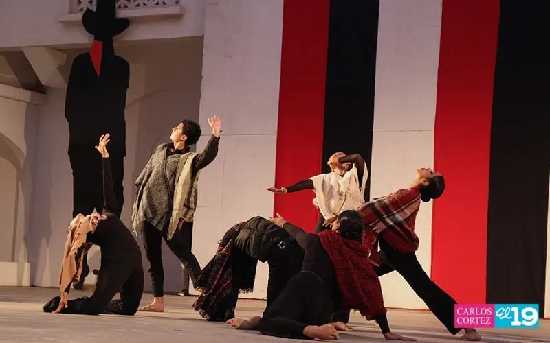 Escuela Adán Castillo cierra semestre con gala artística