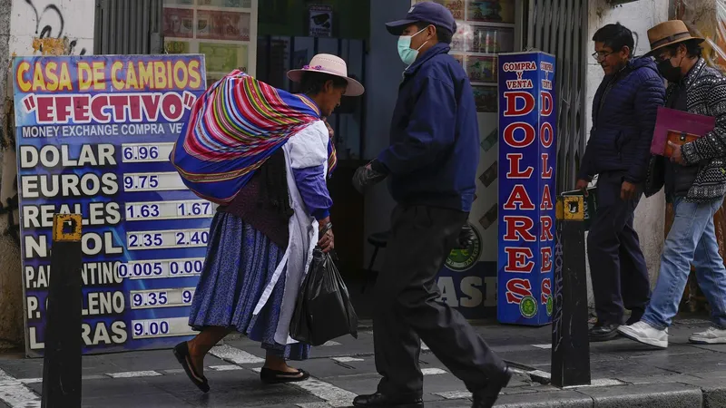 Bloqueos en Bolivia causarían que la contracción económica sea "aún mayor a lo proyectado", dice experto