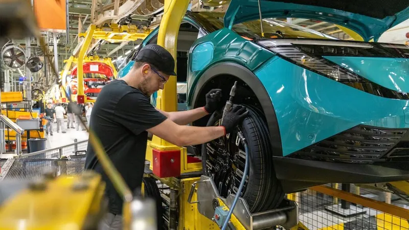 Europa está tan hundida que los fabricantes no ven otra salida que confiar sus coches a China e ir en contra de la Comisión