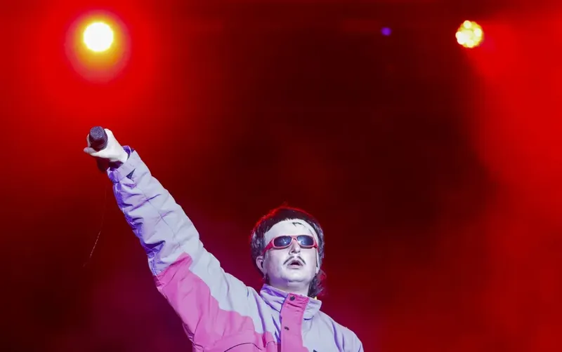 A la luz del accidente fatal de Oliver Tree, ¿es seguro para músicos seguir viajando en helicópteros o avionetas?