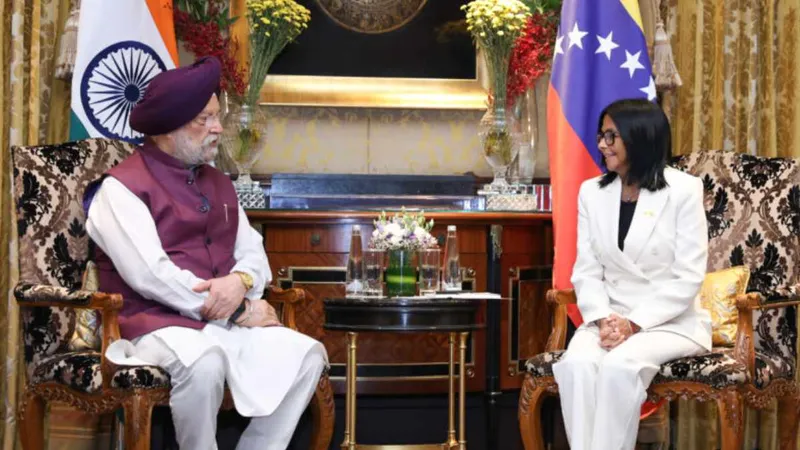 Delcy Rodríguez se reúne en Nueva Delhi con el ministro de Petróleo y Gas de la India