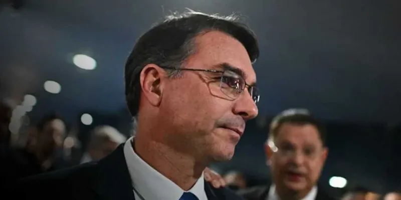 Fiscalía de Brasil avala interrogar a Flávio Bolsonaro por presunta calumnia