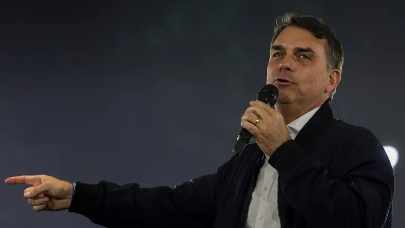 "Hasta las últimas consecuencias": Flávio Bolsonaro acepta abrir sus cuentas, pero le pone condiciones a Lula