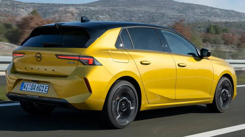 Opel tiene dos Astra electrificados para necesidades muy distintas: uno prescinde de la gasolina y el otro permite seguir viajando sin preocuparse por la carga