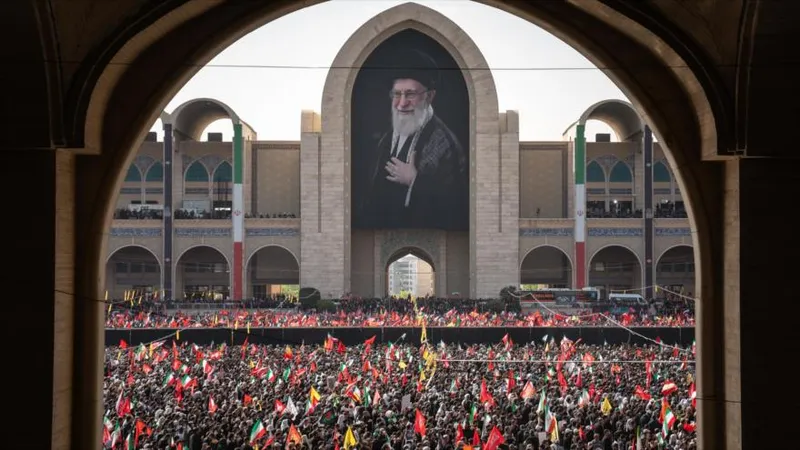 Gran eco de la ceremonia de despedida del Líder mártir de Irán en medios globales
