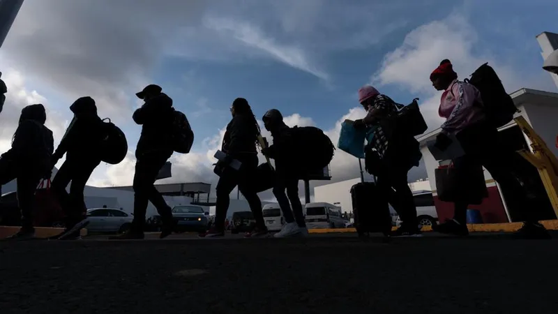 Caen más de 60% las transacciones ligadas al tráfico de migrantes hacia EEUU, dicen autoridades
