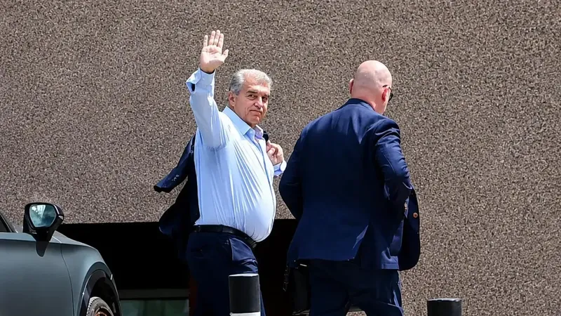 Joan Laporta reaparece tras su arritmia para presentar a Bisiwu