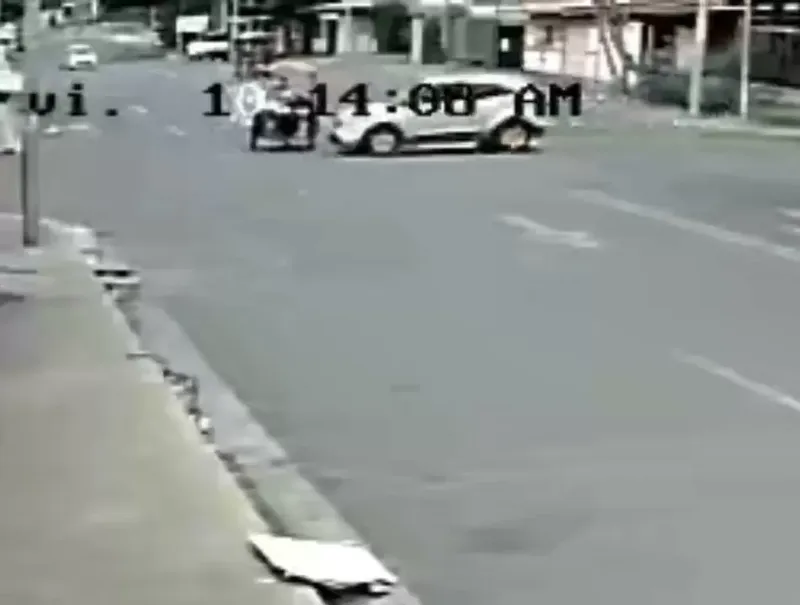 Accidente queda captado en cámara en sector del Colegio Divino Pastor