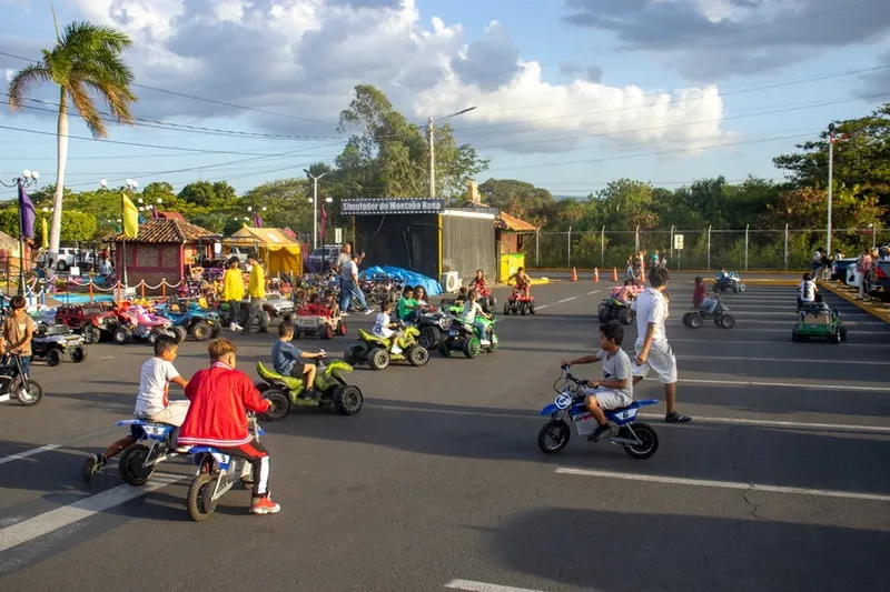 Familias disfrutan de un fin de semana tranquilo