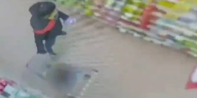 Desalmada abandona a su hijo en un supermercado de Paraguay (VIDEO)