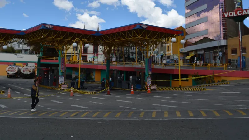 "Vivimos una situación complicada": bolivianos enfrentan desabasto de alimentos y combustibles por bloqueos