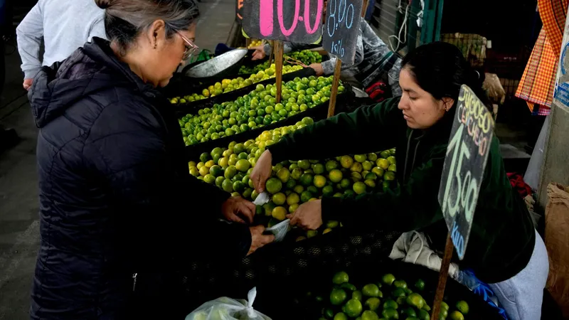 "Esto gatilla pobreza": la inflación agravaría la vulnerabilidad de los hogares en Perú