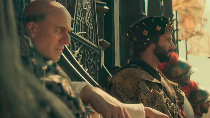 Javier Gutiérrez rodó con Michael Fassbender y estaba aterrorizado: "Se puso a cantar Cucurrucucú Paloma"