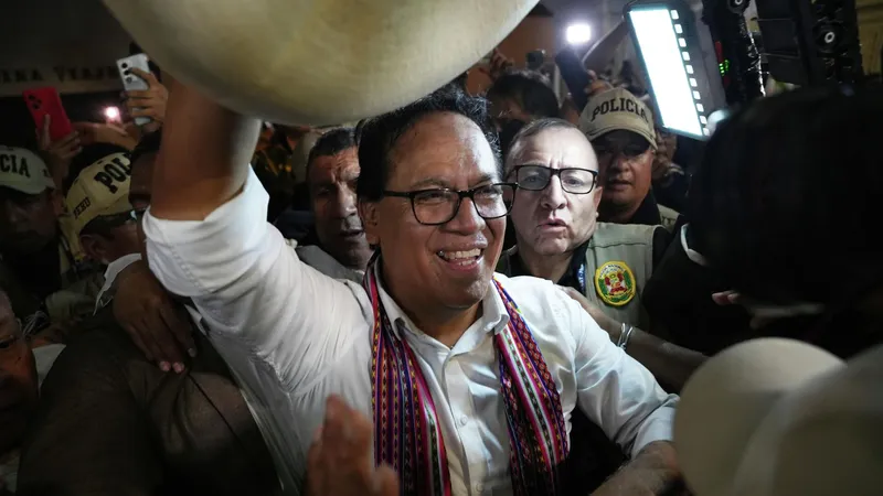 Sánchez supera a Fujimori en el balotaje presidencial en Perú con el 93,9% del escrutinio