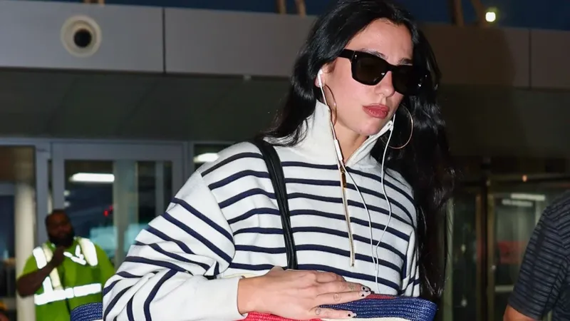 Dua Lipa se suma al auge del estilo náutico con un bolso XL