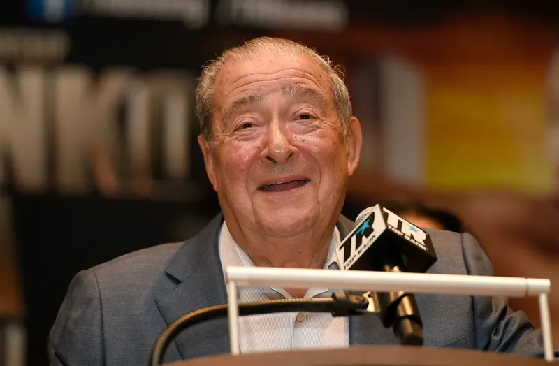 Bob Arum arremete contra el Canelo y pide que se dedique al golf por estar acabado en el boxeo