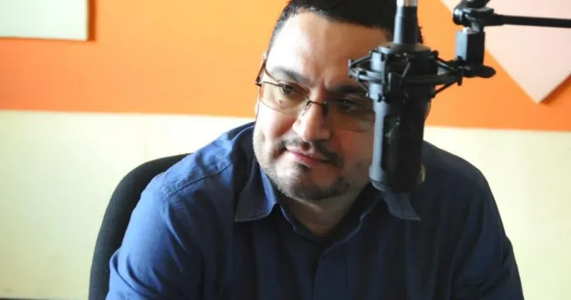Periodista nicaragüense exiliado sigue detenido por ICE ante pedidos para evitar su deportación