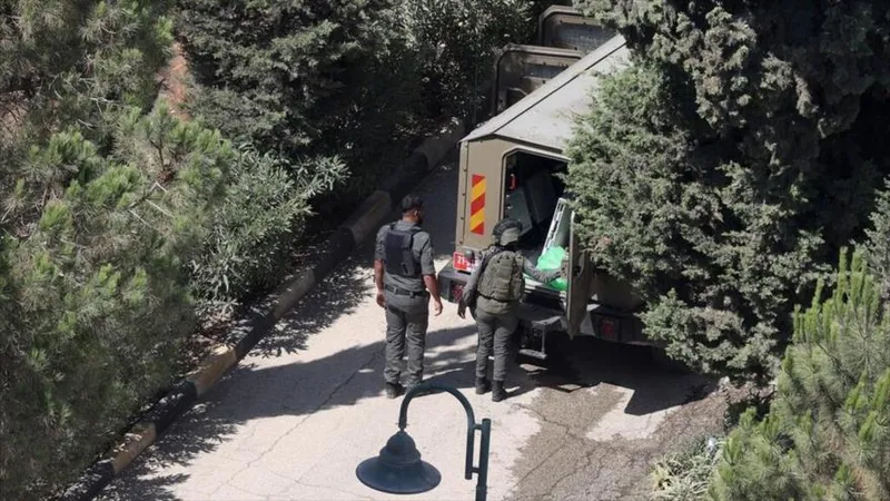 Israel refuerza su presencia militar en un centro de UNRWA en Al-Quds