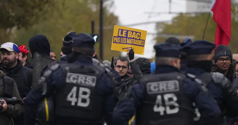 La policía de París usa gases lacrimógenos y cañones de agua para dispersar a manifestantes