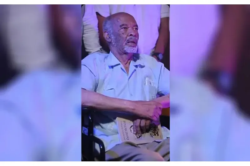Rosario Murillo expresa solidaridad con poeta David McField